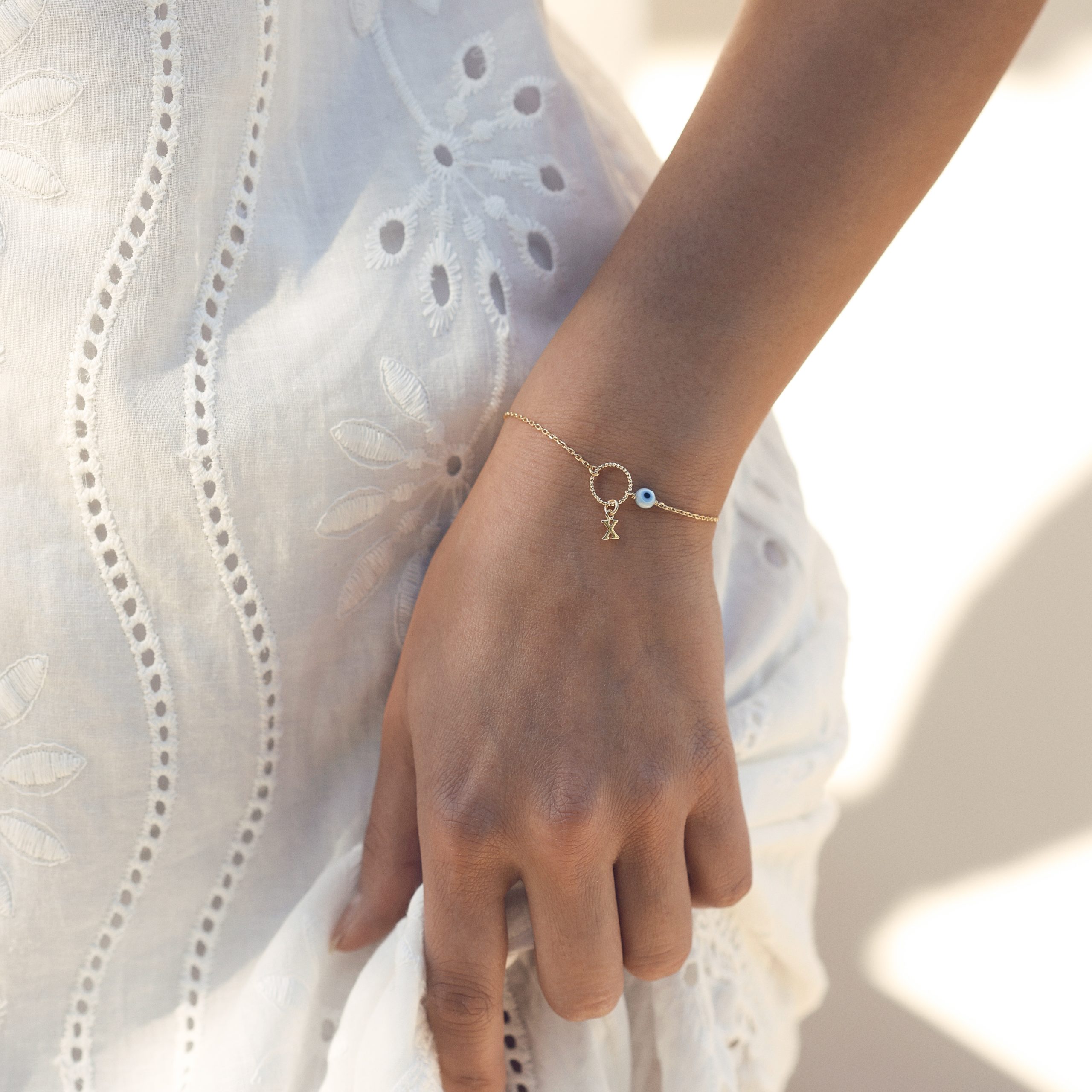 Bracelet Lilou protect en laiton doré 3 microns et œil en nacre - Collection personnalisable