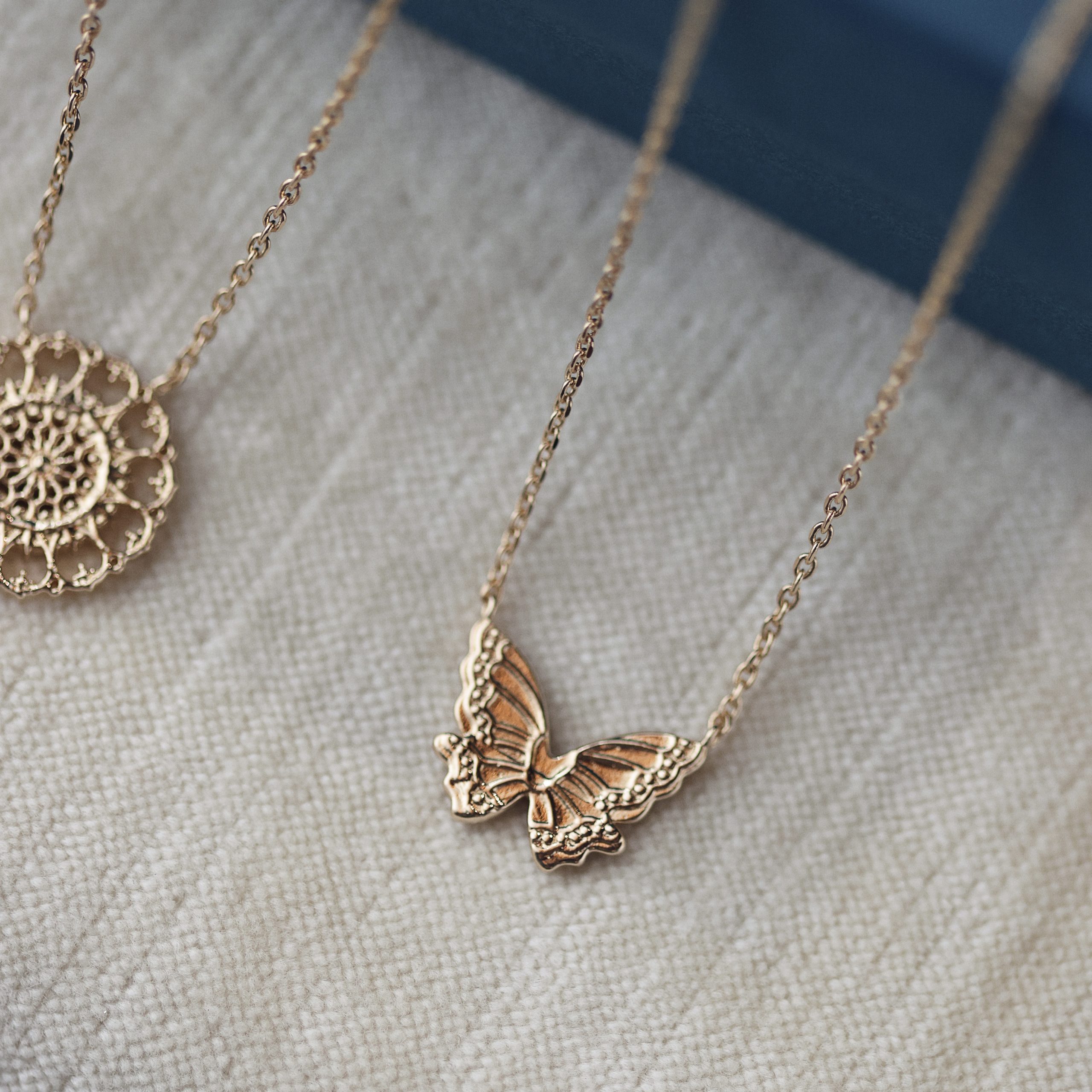 Collier Sammy avec pendentif papillon doré, élégant et poétique, par Chloé Rose.
