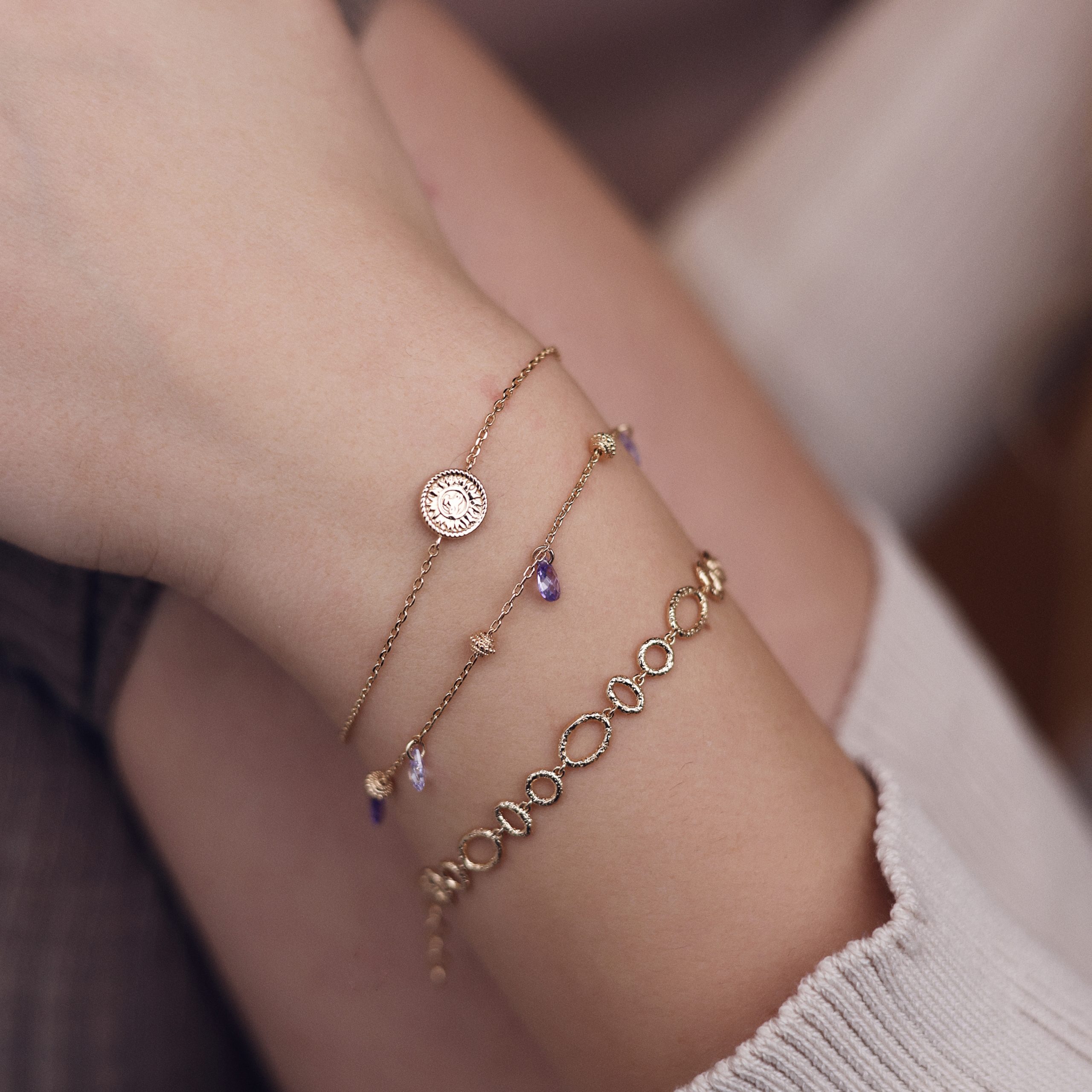 Bracelet Meilani avec pampilles dorées et pierres, élégant et féminin, par Chloé Rose.