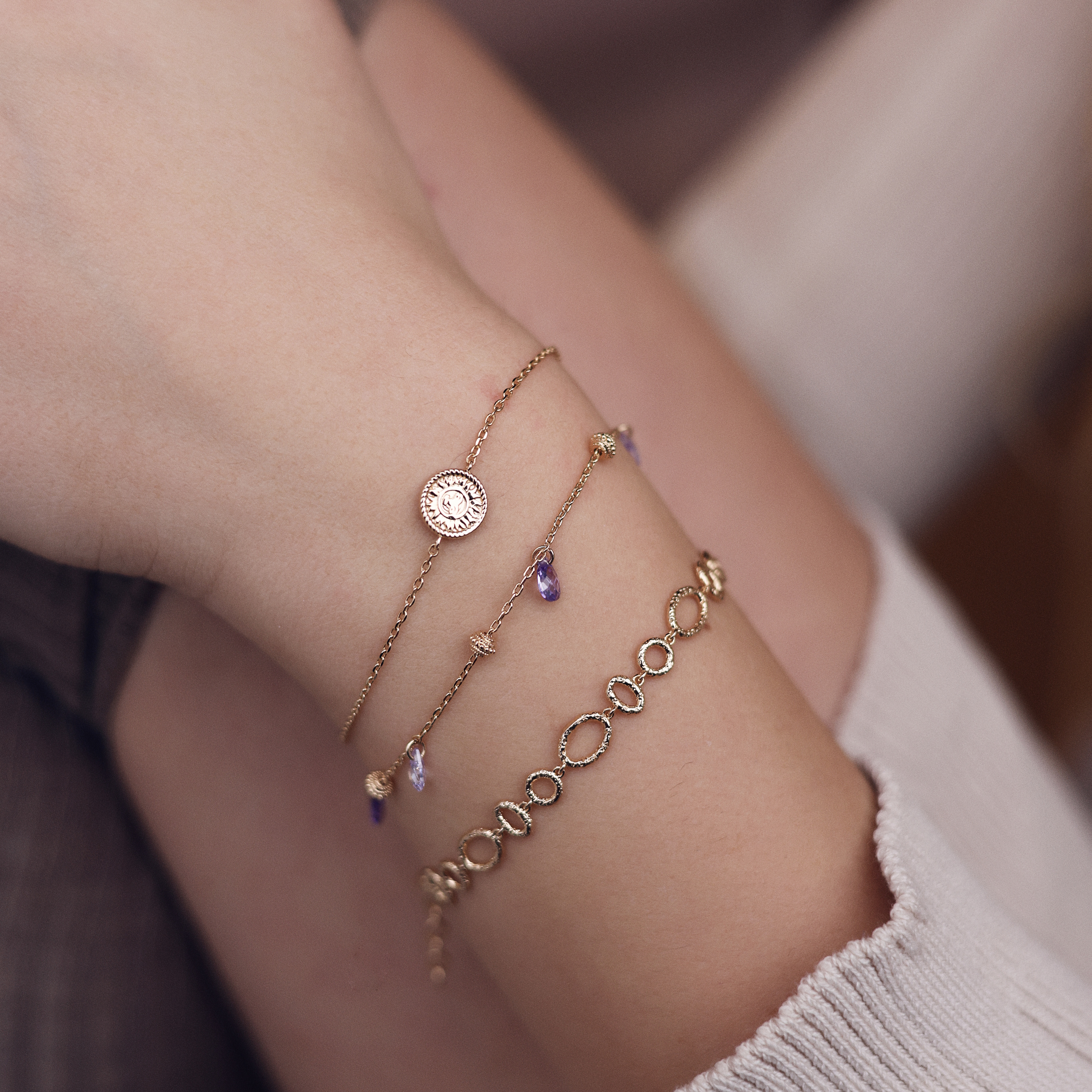 Bracelet Talei avec pendentif soleil, élégant et lumineux, par Chloé Rose.