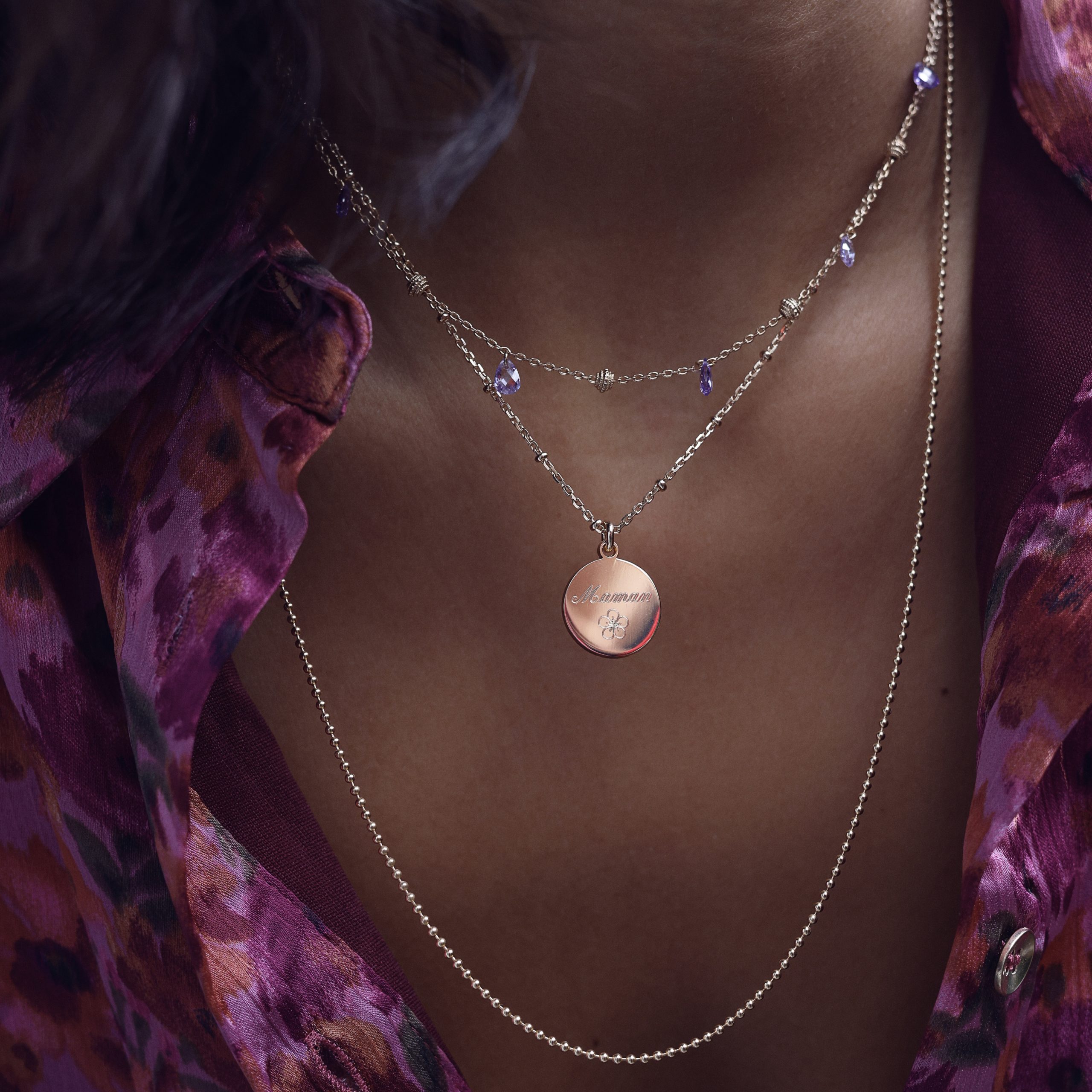 Collier Meilani avec pampilles dorées et pierres violettes, élégant et féminin, par Chloé Rose.
