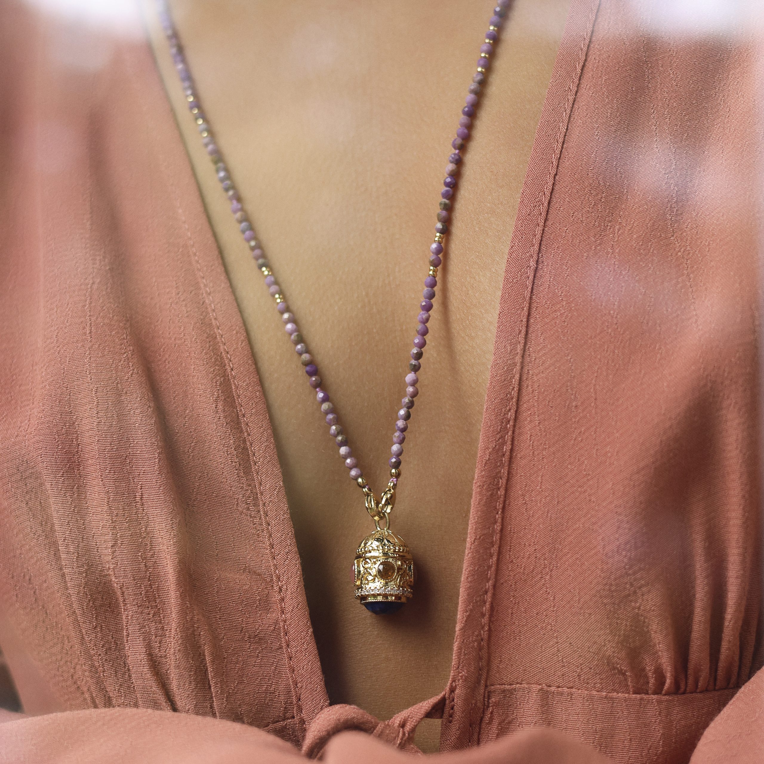Sautoir Joe en acier inoxydable et agate mauve de la collection Chloe rose Genève