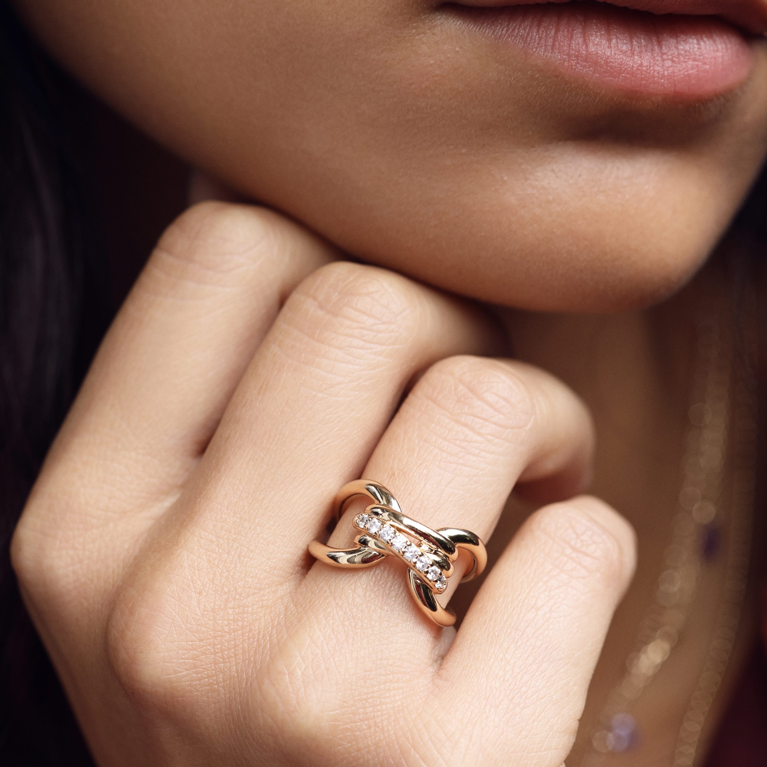 Bague Kyra dorée en laiton doré 3 microns de la collection Chloe rose Genève