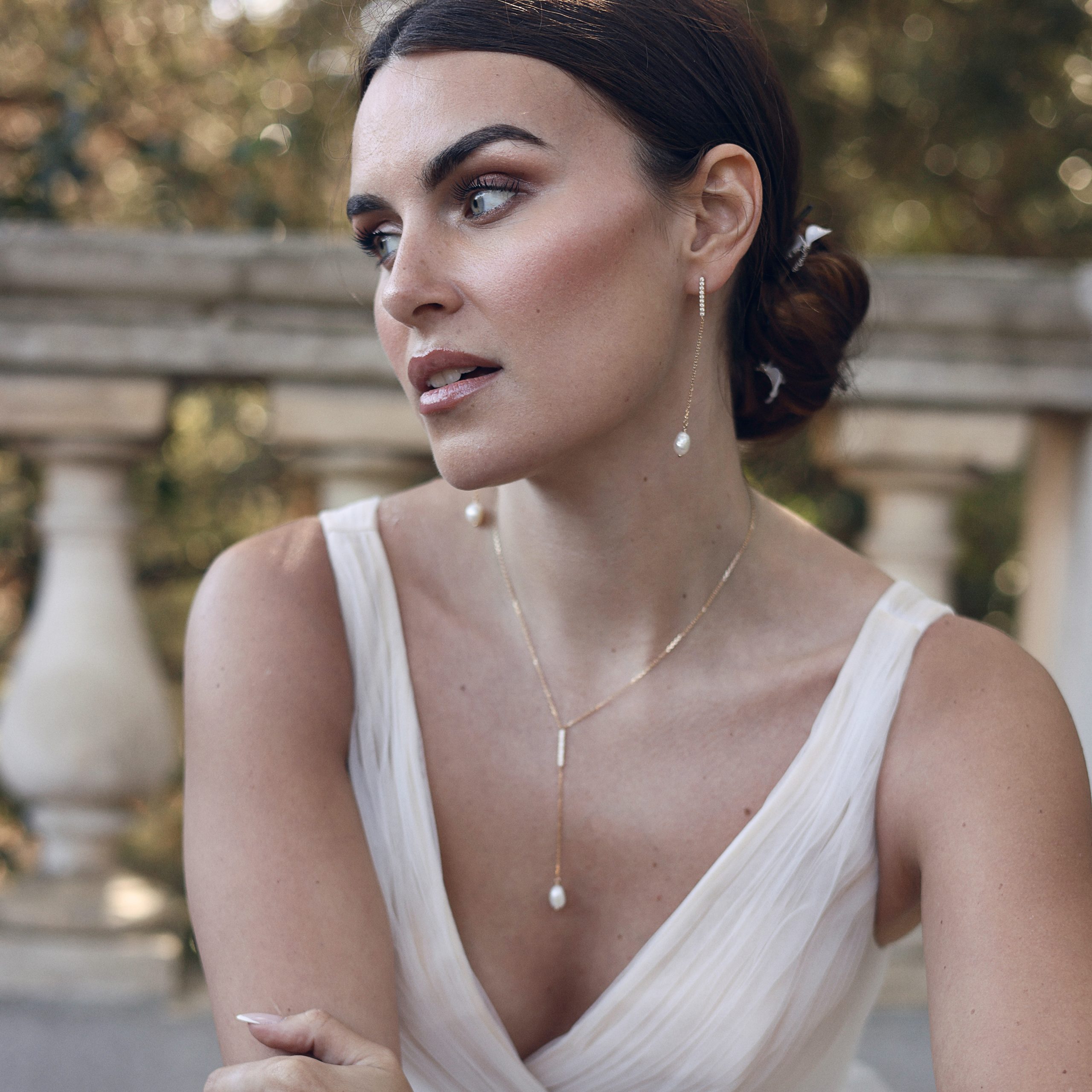 Boucles d'oreilles pendantes dorées HORIA en laiton doré 3 microns avec zircons et nacres - Collection Cérémonie